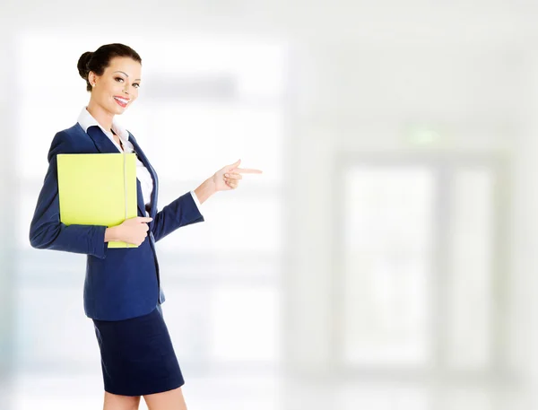 Businesswoman holding portfolio — Stock Photo, Image