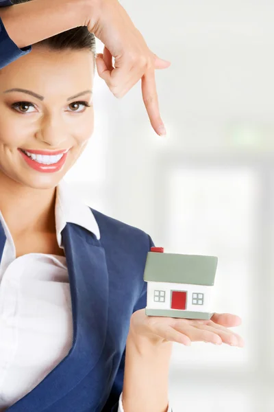 Krásná podnikatelka drží model domu — Stock fotografie