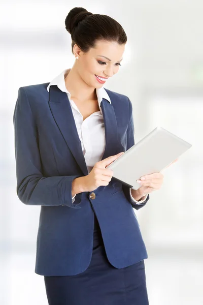 Businesswoman using tablet computer — Stock Photo, Image