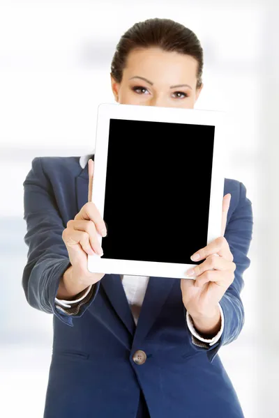 Femme d'affaires utilisant un ordinateur tablette — Photo