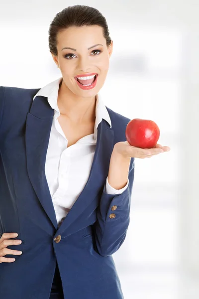 Femme d'affaires attrayante tenant pomme rouge — Photo