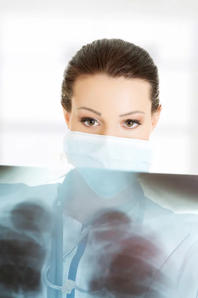 Läkare eller sjuksköterska undersöker radiografi — Stockfoto