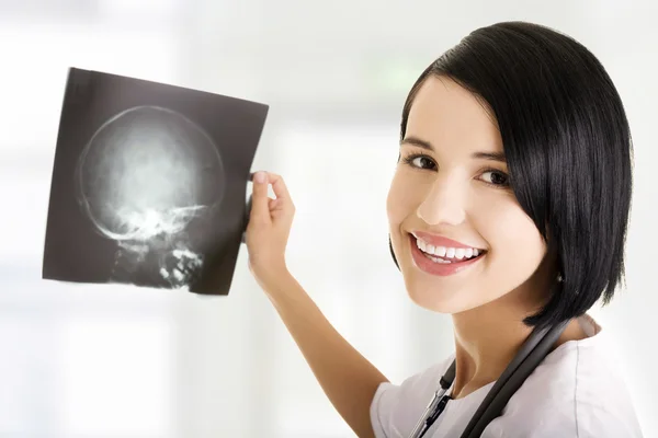 Ženský lékař nebo zdravotní sestra při pohledu na fotografii radiografie — Stock fotografie