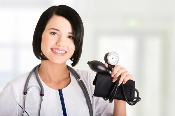 Mulher médico com medidor de pressão — Fotografia de Stock