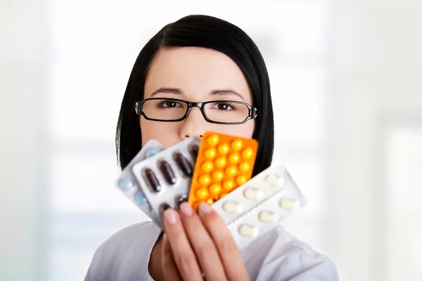 Médico ou enfermeiro segurando medicamentos prescritos — Fotografia de Stock