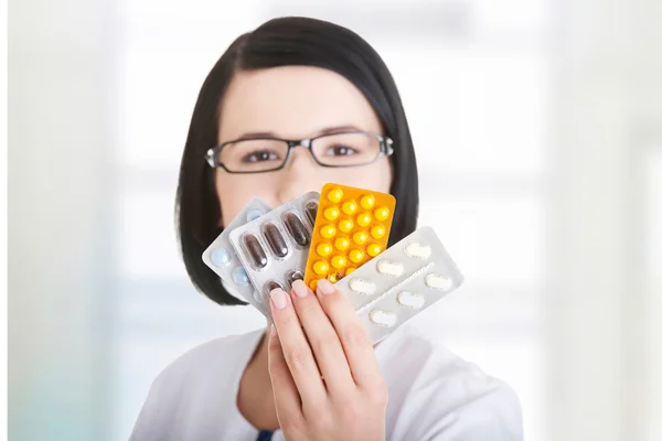 Médico ou enfermeiro segurando medicamentos prescritos — Fotografia de Stock