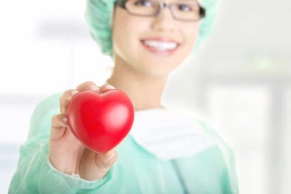 Kvinnliga läkare eller sjuksköterska hålla hjärtat — Stockfoto
