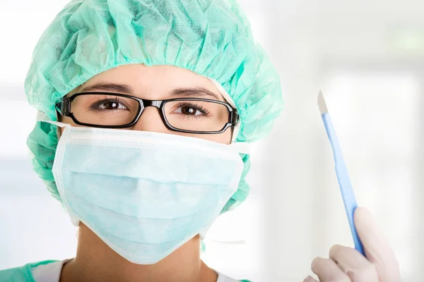 Arzt oder Krankenschwester mit Maske und Mütze — Stockfoto