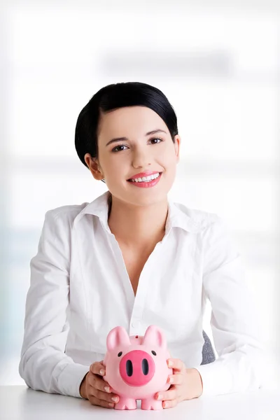 Glückliche Geschäftsfrau mit ihren Ersparnissen — Stockfoto