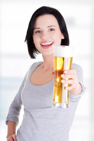 Krásná mladá žena s pivem — Stock fotografie
