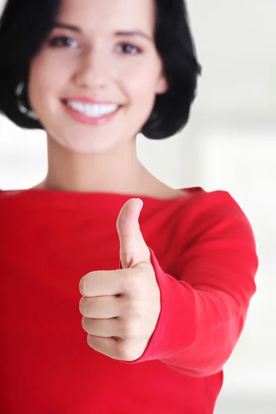 Schöne Frau zeigt Daumen hoch Zeichen — Stockfoto