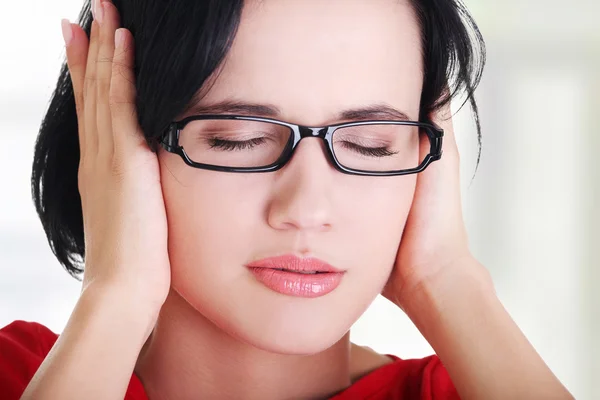 Gefrustreerd jonge vrouw met haar oren — Stockfoto