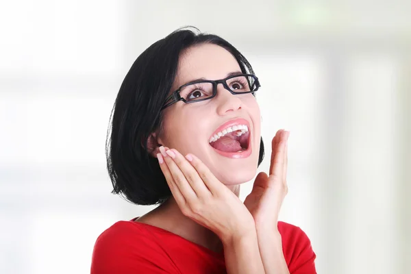 Mujer joven feliz mirando hacia arriba —  Fotos de Stock