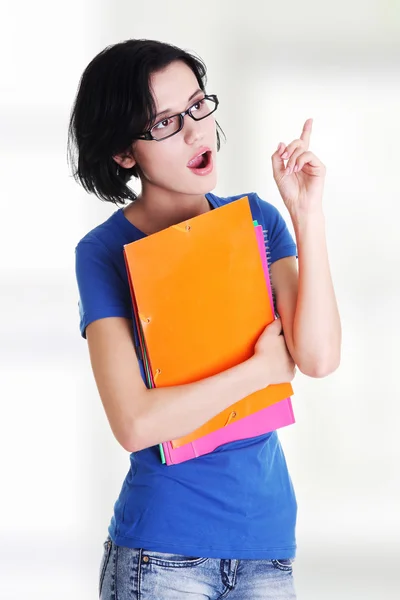 Mulher estudante com nota colorida pad apontando para cima . — Fotografia de Stock