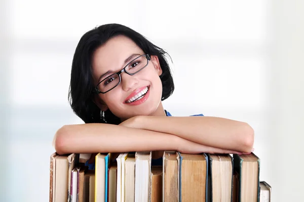 Ευτυχής χαμογελαστοί νεαρός φοιτητής γυναίκα με βιβλία — Φωτογραφία Αρχείου