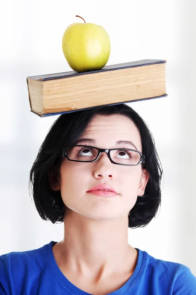 Estudiante con una manzana y libro — Foto de Stock