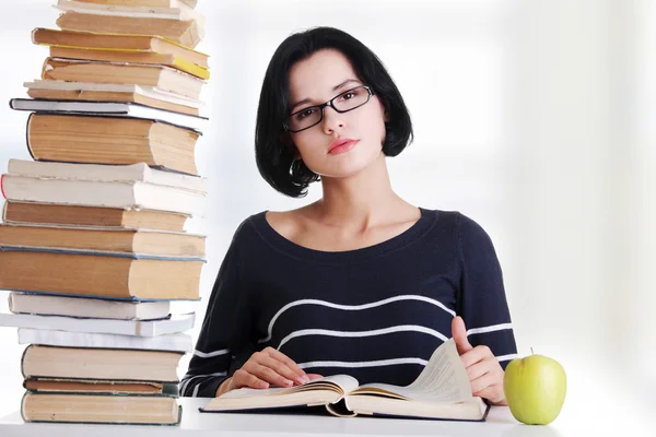 Junge Studentin studiert am Schreibtisch — Stockfoto