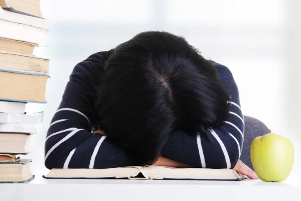 Junge Frau schläft auf Schreibtisch — Stockfoto