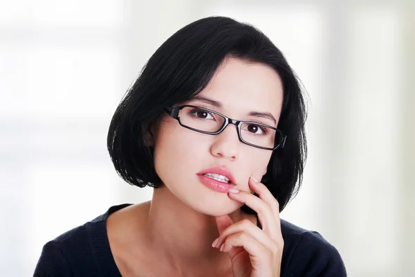 Jeune belle femme en vêtements décontractés penser — Photo