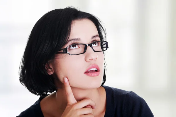 Junge schöne Frau in lässiger Kleidung denkt — Stockfoto