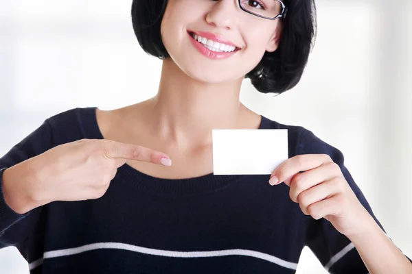 Geschäftsfrau mit Visitenkarte. — Stockfoto