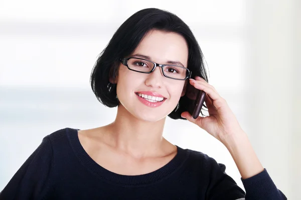 Junge glückliche Frau ruft — Stockfoto