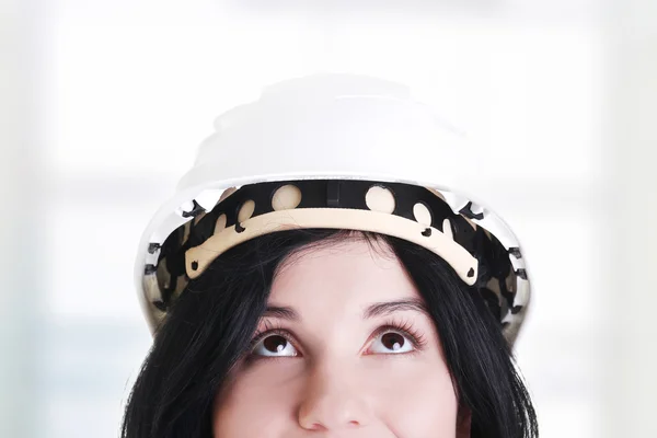 Retrato de trabalhadora no capacete olhando para cima . — Fotografia de Stock