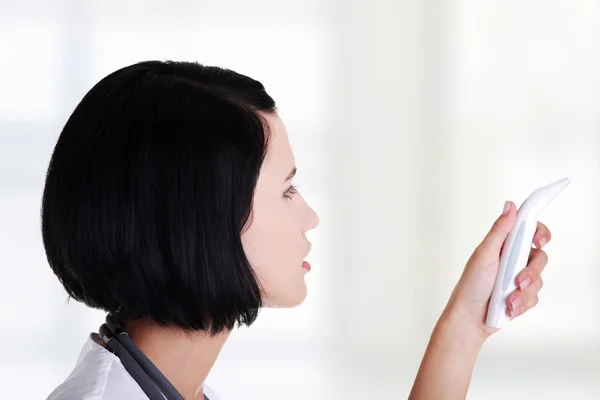 Doctora comprobando la temperatura de su paciente — Foto de Stock