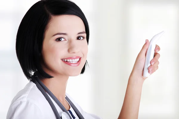 Doctora comprobando la temperatura de su paciente — Foto de Stock