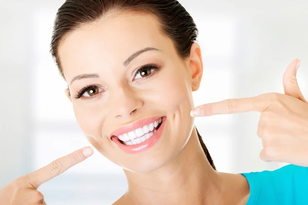 Mulher mostrando seus dentes perfeitos . — Fotografia de Stock