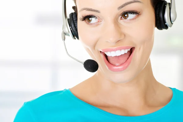 Assistente de call center sorrindo — Fotografia de Stock