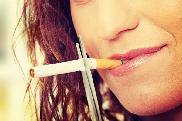 Mladá žena quiting kouření — Stock fotografie