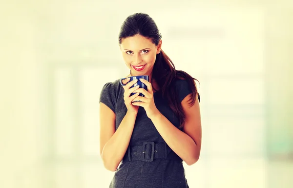 Femme d'affaires tenant tasse de café — Photo