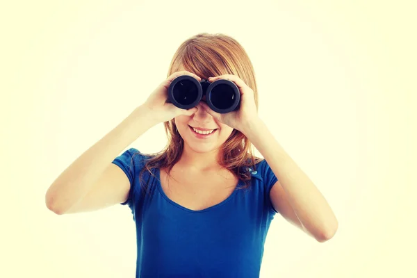 Adolescente chica con binocular — Foto de Stock