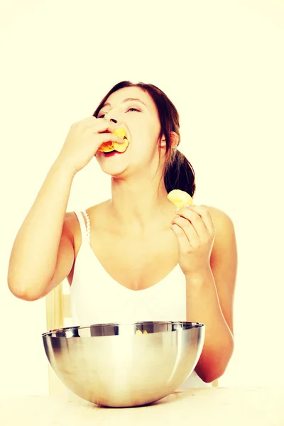 Młoda dziewczyna jedzenie frytek. — Zdjęcie stockowe