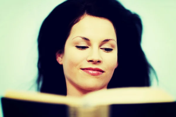 Mujer feliz está mintiendo con libro y lectura. — Foto de Stock