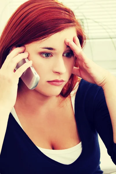 Donna sconvolta che parla per telefono — Foto Stock