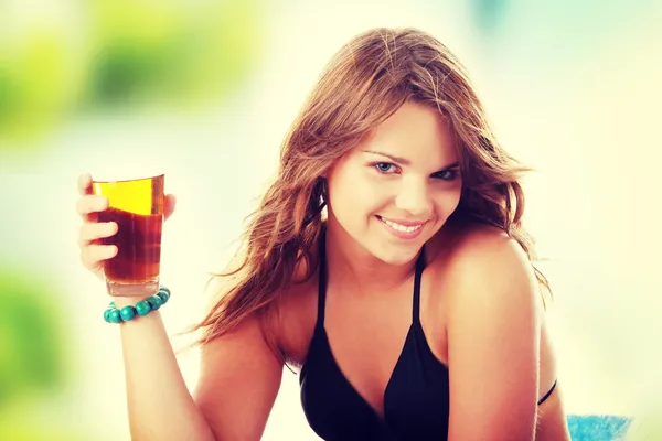 Young woman drinking ice tea — Stock Photo, Image