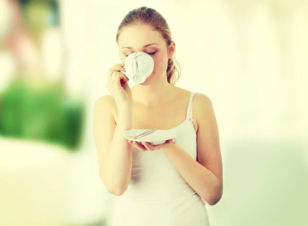 Sarışın bir kadın kahve içme — Stok fotoğraf