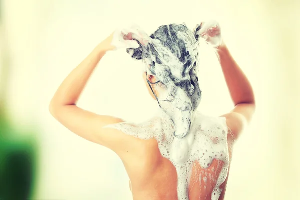 Jovem mulher no chuveiro — Fotografia de Stock