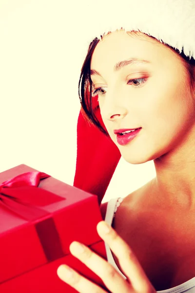 Tiener meisje met cadeau. — Stockfoto