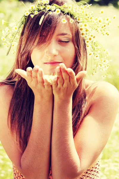 Young woman on the meadow — Stock Photo, Image