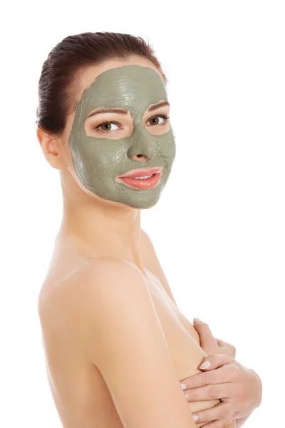 Piękna kobieta z twarzy maski gliny — Zdjęcie stockowe