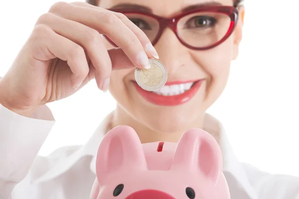 Geschäftsfrau mit Sparschwein — Stockfoto