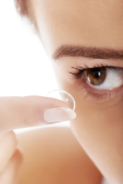 Mujer poniendo lente de contacto en su ojo —  Fotos de Stock