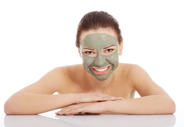 Belle femme avec masque facial en argile — Photo