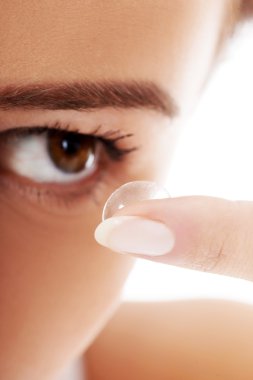 bliska kobieta umieszczenie soczewki do oka.