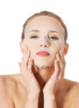 kolajen maske yüzünde güzel bir kadınla.