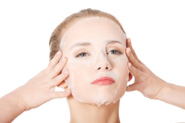 kolajen maske ile güzel bir genç kadın.