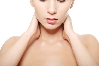 kadın ona boyun, baş ve omuzlar dokunmadan